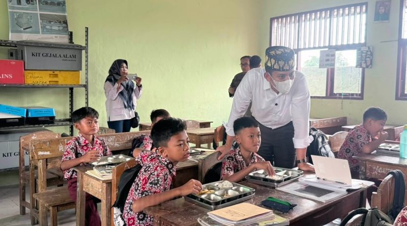 Turun Langsung ke Sekolah, Bupati Radityo Egi dan Kajati Lampung Pastikan Program MBG Berjalan Sesuai SOP